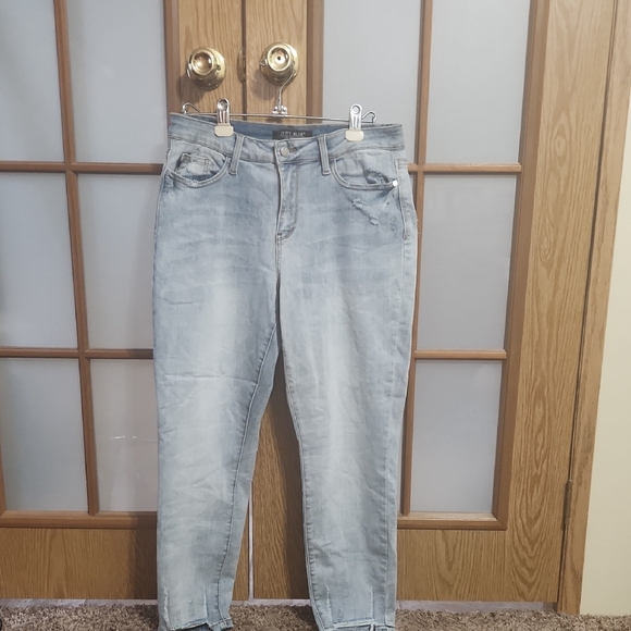 Judy Blue Light Wash Boyfriend Fit Jeans - Picture 1 of 8